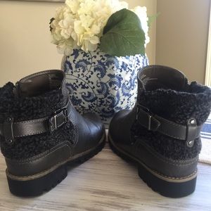 Cliffs white mountain boots, faux fur, size 6M